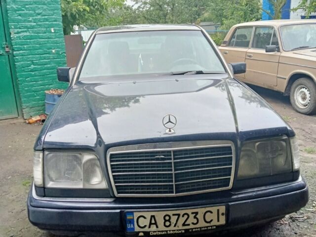 Синий Мерседес Е-Класс, объемом двигателя 2.2 л и пробегом 462 тыс. км за 3400 $, фото 1 на Automoto.ua