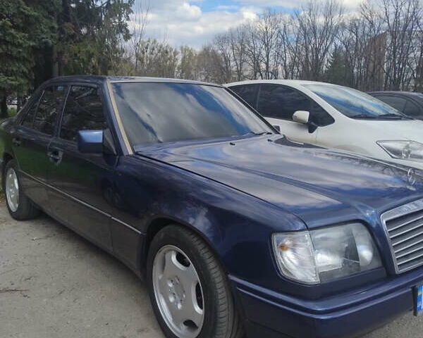 Синій Мерседес Е-Клас, об'ємом двигуна 3.2 л та пробігом 124 тис. км за 2500 $, фото 1 на Automoto.ua