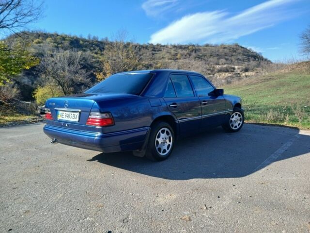 Синій Мерседес Е-Клас, об'ємом двигуна 2 л та пробігом 290 тис. км за 5000 $, фото 1 на Automoto.ua