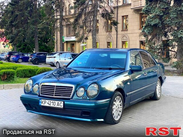 Синий Мерседес Е-Класс, объемом двигателя 3.2 л и пробегом 250 тыс. км за 1850 $, фото 1 на Automoto.ua