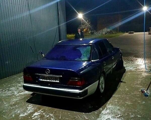 Синий Мерседес Е-Класс, объемом двигателя 2.8 л и пробегом 350 тыс. км за 2600 $, фото 1 на Automoto.ua