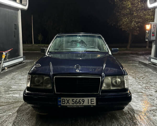 Мерседес Е-Класс 1995 в Хмельницком на Automoto.ua Синий Мерседес Е-Класс, объемом двигателя 2 л и пробегом 520 тыс. км за 2800 $, фото 1 на Automoto.ua