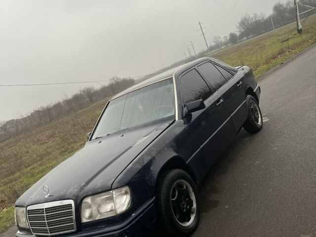 Синий Мерседес Е-Класс, объемом двигателя 3 л и пробегом 400 тыс. км за 2000 $, фото 1 на Automoto.ua