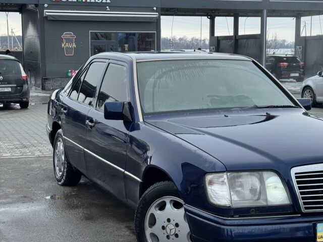 Синий Мерседес Е-Класс, объемом двигателя 2.2 л и пробегом 250 тыс. км за 5100 $, фото 1 на Automoto.ua