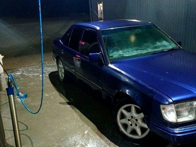 Синий Мерседес Е-Класс, объемом двигателя 2.8 л и пробегом 350 тыс. км за 2600 $, фото 1 на Automoto.ua