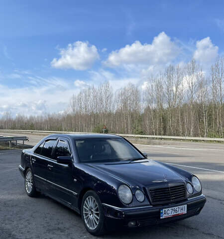 Синій Мерседес Е-Клас, об'ємом двигуна 2.3 л та пробігом 347 тис. км за 2499 $, фото 1 на Automoto.ua