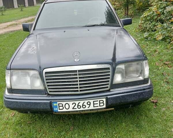 Синій Мерседес Е-Клас, об'ємом двигуна 3.2 л та пробігом 400 тис. км за 2800 $, фото 1 на Automoto.ua