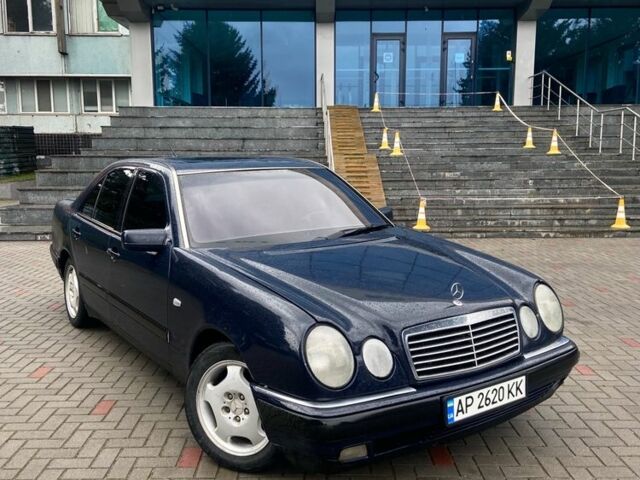 Синій Мерседес Е-Клас, об'ємом двигуна 2 л та пробігом 350 тис. км за 2000 $, фото 1 на Automoto.ua