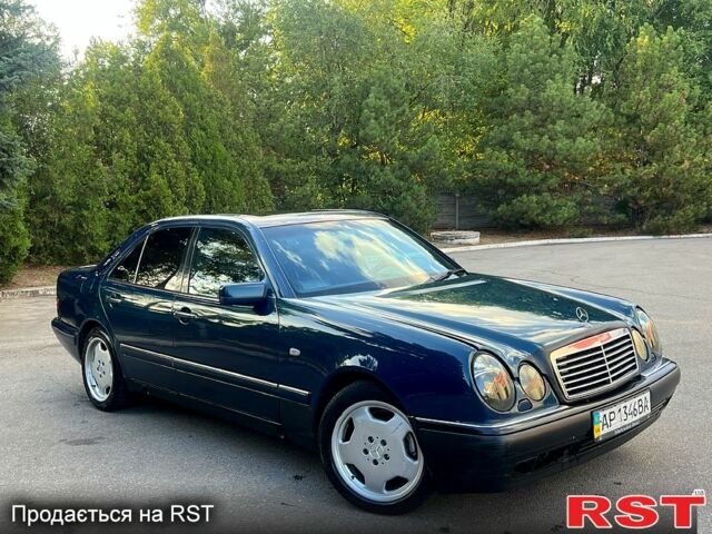 Синий Мерседес Е-Класс, объемом двигателя 3.2 л и пробегом 300 тыс. км за 2900 $, фото 1 на Automoto.ua