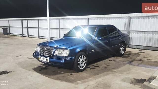 Синій Мерседес Е-Клас, об'ємом двигуна 2 л та пробігом 290 тис. км за 4800 $, фото 1 на Automoto.ua