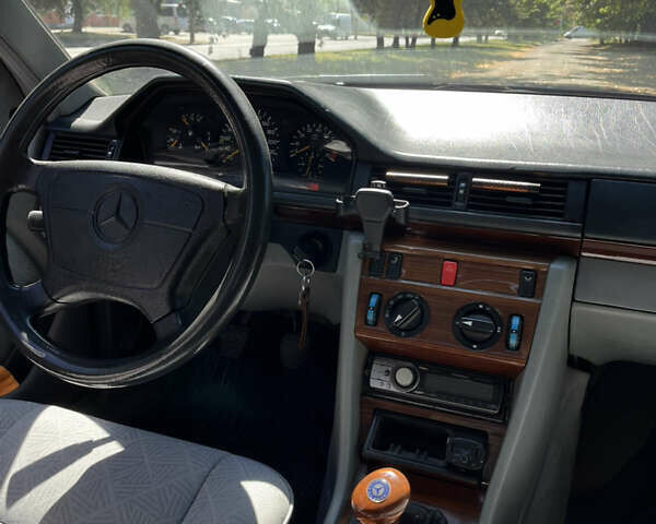 Синій Мерседес Е-Клас, об'ємом двигуна 2 л та пробігом 500 тис. км за 3200 $, фото 1 на Automoto.ua