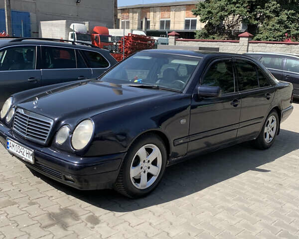 Синій Мерседес Е-Клас, об'ємом двигуна 2.3 л та пробігом 400 тис. км за 1999 $, фото 1 на Automoto.ua