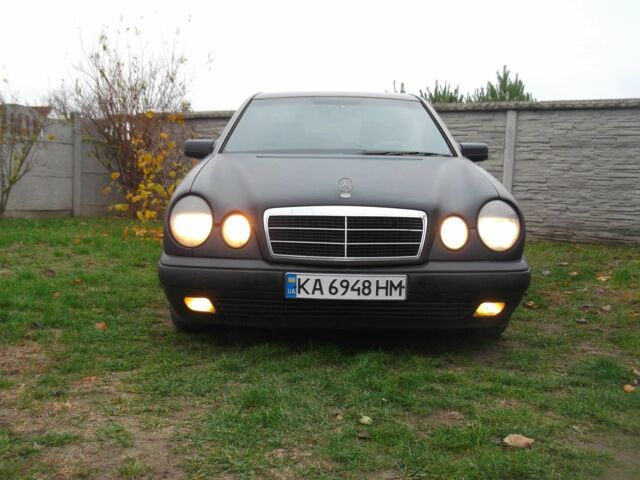 Синій Мерседес Е-Клас, об'ємом двигуна 3.2 л та пробігом 3 тис. км за 2800 $, фото 1 на Automoto.ua