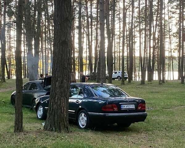 Синий Мерседес Е-Класс, объемом двигателя 2 л и пробегом 80 тыс. км за 1700 $, фото 1 на Automoto.ua