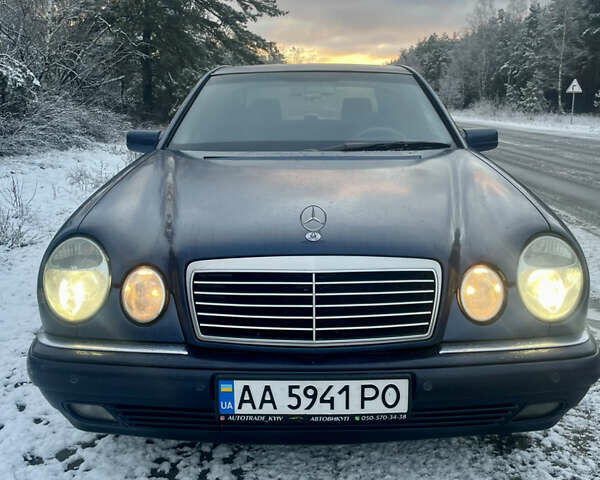 Синий Мерседес Е-Класс, объемом двигателя 2.3 л и пробегом 225 тыс. км за 3200 $, фото 1 на Automoto.ua