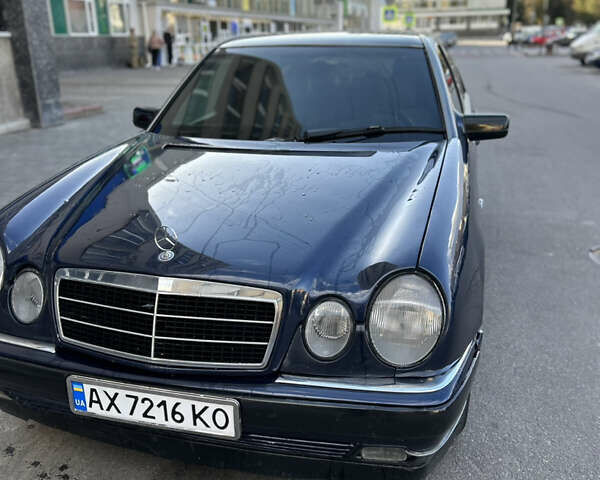 Синій Мерседес Е-Клас, об'ємом двигуна 2 л та пробігом 354 тис. км за 2300 $, фото 1 на Automoto.ua