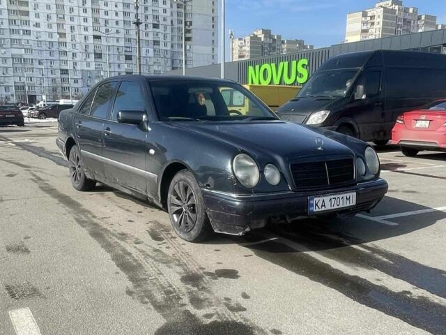 Синий Мерседес Е-Класс, объемом двигателя 2 л и пробегом 320 тыс. км за 2100 $, фото 1 на Automoto.ua