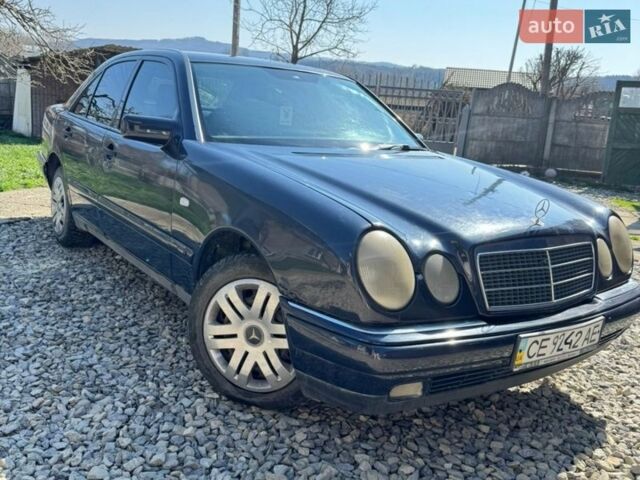 Синий Мерседес Е-Класс, объемом двигателя 2.8 л и пробегом 390 тыс. км за 1600 $, фото 1 на Automoto.ua