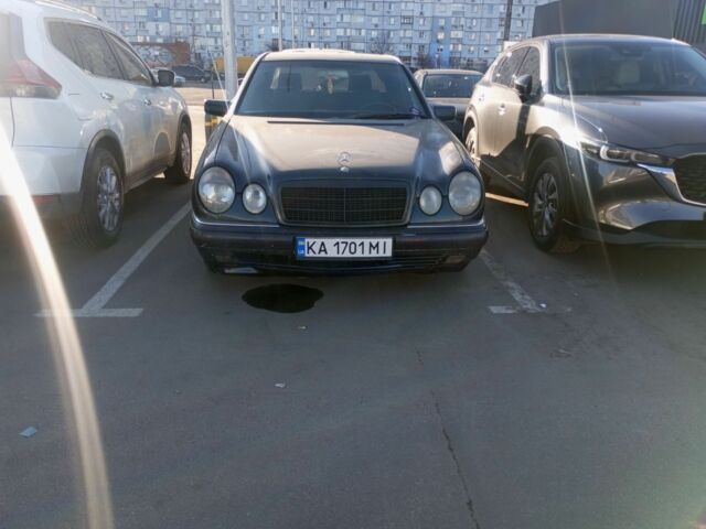 Синій Мерседес Е-Клас, об'ємом двигуна 2 л та пробігом 320 тис. км за 2000 $, фото 1 на Automoto.ua