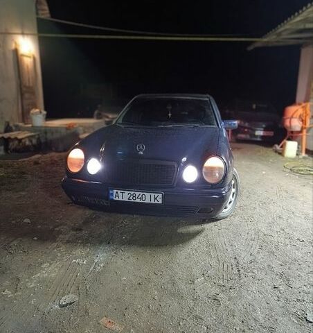 Синій Мерседес Е-Клас, об'ємом двигуна 2 л та пробігом 300 тис. км за 2500 $, фото 1 на Automoto.ua