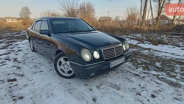 Синій Мерседес Е-Клас, об'ємом двигуна 3.2 л та пробігом 324 тис. км за 3600 $, фото 1 на Automoto.ua