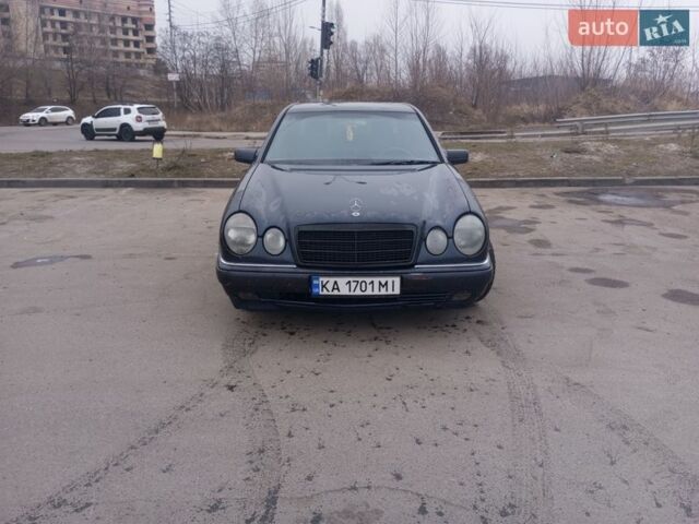 Синій Мерседес Е-Клас, об'ємом двигуна 2 л та пробігом 345 тис. км за 2200 $, фото 1 на Automoto.ua