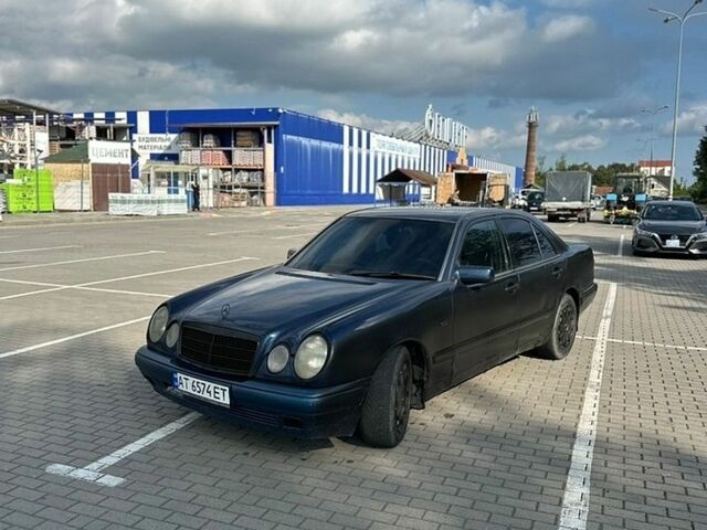 Синій Мерседес Е-Клас, об'ємом двигуна 2 л та пробігом 380 тис. км за 1350 $, фото 1 на Automoto.ua