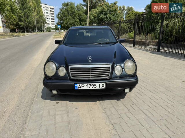 Синій Мерседес Е-Клас, об'ємом двигуна 2 л та пробігом 657 тис. км за 2100 $, фото 1 на Automoto.ua