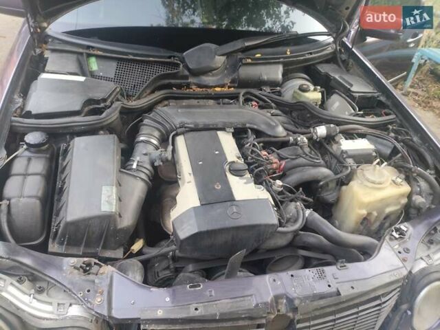 Синий Мерседес Е-Класс, объемом двигателя 3.2 л и пробегом 250 тыс. км за 3000 $, фото 1 на Automoto.ua