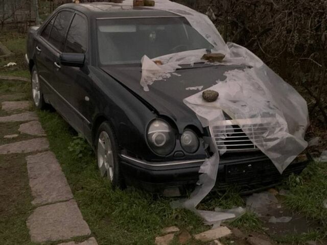 Синій Мерседес Е-Клас, об'ємом двигуна 4.2 л та пробігом 310 тис. км за 1300 $, фото 1 на Automoto.ua