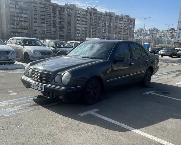 Синий Мерседес Е-Класс, объемом двигателя 2 л и пробегом 320 тыс. км за 2100 $, фото 1 на Automoto.ua