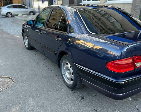 Синий Мерседес Е-Класс, объемом двигателя 2 л и пробегом 358 тыс. км за 2300 $, фото 1 на Automoto.ua