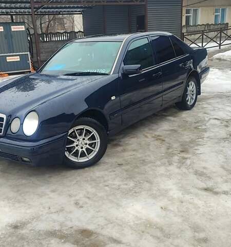 Синий Мерседес Е-Класс, объемом двигателя 2 л и пробегом 300 тыс. км за 3500 $, фото 1 на Automoto.ua