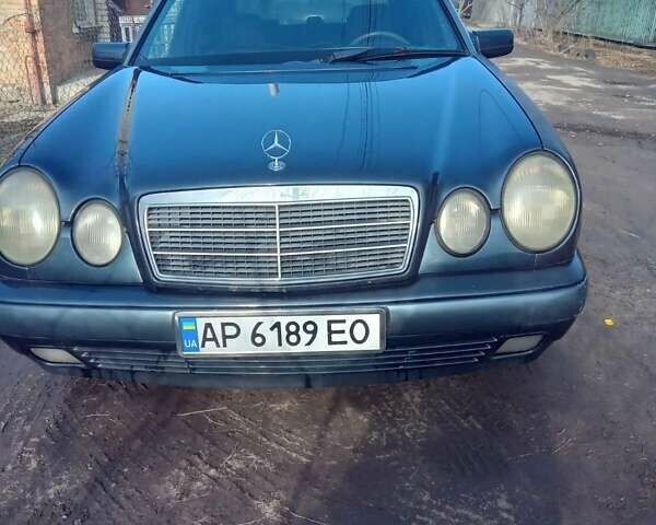 Синий Мерседес Е-Класс, объемом двигателя 2.8 л и пробегом 335 тыс. км за 3500 $, фото 1 на Automoto.ua