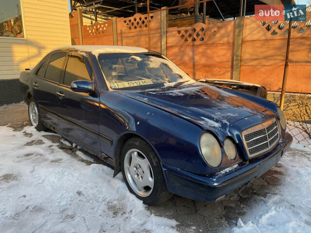 Синій Мерседес Е-Клас, об'ємом двигуна 2 л та пробігом 200 тис. км за 2100 $, фото 1 на Automoto.ua