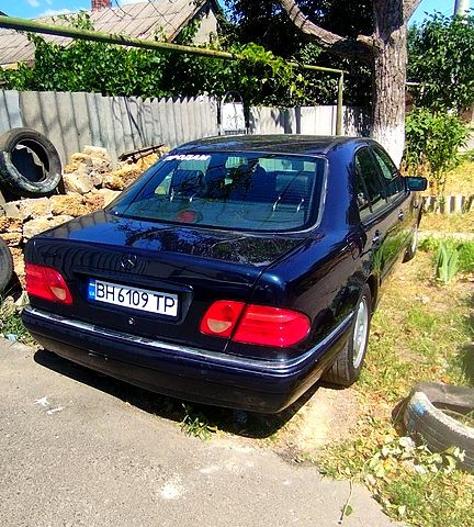 Синій Мерседес Е-Клас, об'ємом двигуна 3.2 л та пробігом 377 тис. км за 3500 $, фото 1 на Automoto.ua