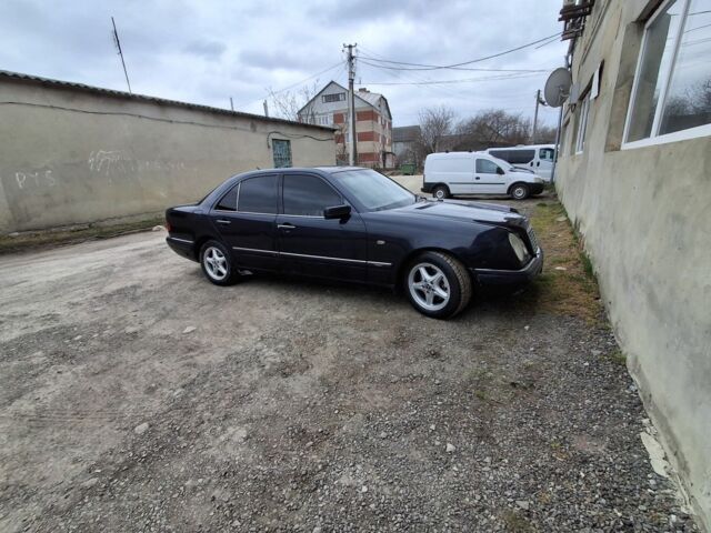 Синий Мерседес Е-Класс, объемом двигателя 3.2 л и пробегом 108 тыс. км за 3000 $, фото 1 на Automoto.ua