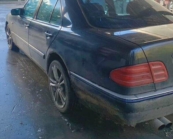 Синий Мерседес Е-Класс, объемом двигателя 3.2 л и пробегом 400 тыс. км за 4500 $, фото 1 на Automoto.ua