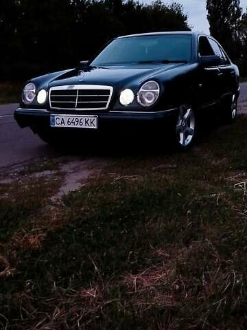 Синий Мерседес Е-Класс, объемом двигателя 2.8 л и пробегом 370 тыс. км за 2000 $, фото 1 на Automoto.ua