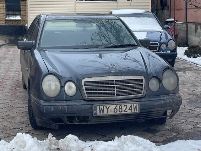 Синий Мерседес Е-Класс, объемом двигателя 2 л и пробегом 400 тыс. км за 2000 $, фото 1 на Automoto.ua