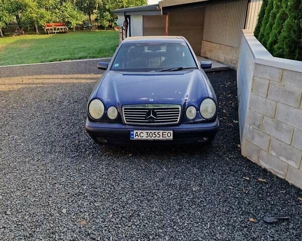 Синій Мерседес Е-Клас, об'ємом двигуна 2.9 л та пробігом 350 тис. км за 3500 $, фото 1 на Automoto.ua
