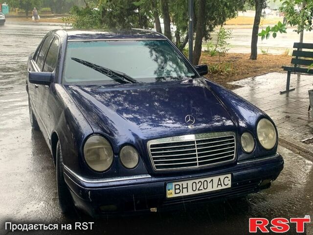 Синий Мерседес Е-Класс, объемом двигателя 2.8 л и пробегом 214 тыс. км за 2600 $, фото 1 на Automoto.ua