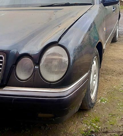 Синий Мерседес Е-Класс, объемом двигателя 2.2 л и пробегом 400 тыс. км за 1700 $, фото 1 на Automoto.ua