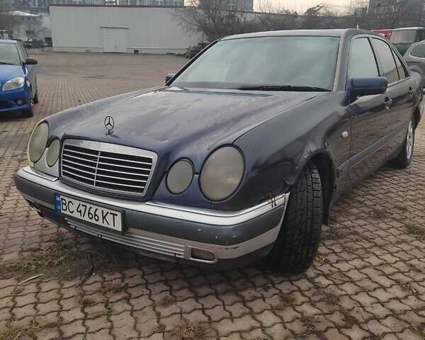 Синій Мерседес Е-Клас, об'ємом двигуна 2 л та пробігом 300 тис. км за 1800 $, фото 1 на Automoto.ua