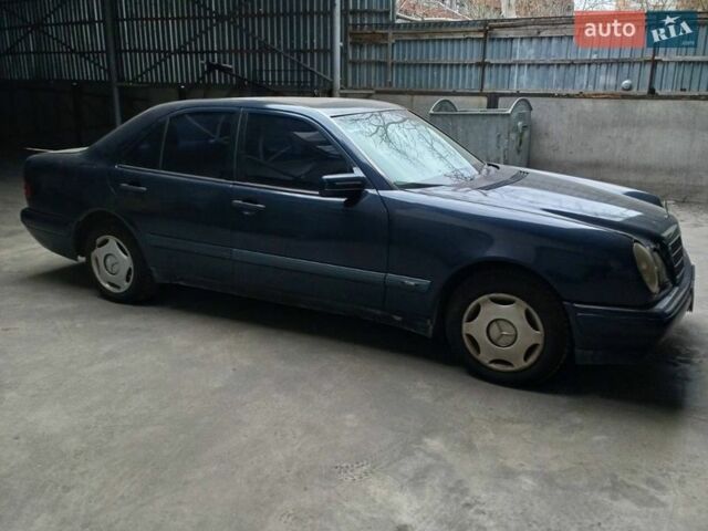 Синий Мерседес Е-Класс, объемом двигателя 2.3 л и пробегом 580 тыс. км за 2000 $, фото 1 на Automoto.ua