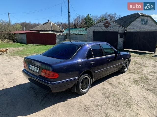 Синий Мерседес Е-Класс, объемом двигателя 2.4 л и пробегом 465 тыс. км за 3200 $, фото 1 на Automoto.ua