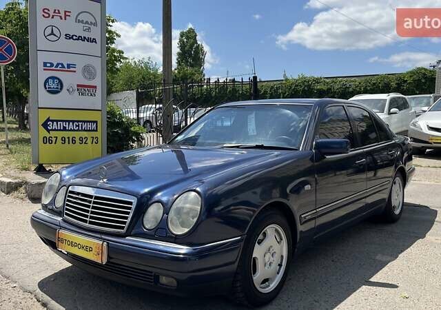 Мерседес Е-Класс 1997 в Николаеве на Automoto.ua Синий Мерседес Е-Класс, объемом двигателя 3.2 л и пробегом 284 тыс. км за 4400 $, фото 1 на Automoto.ua