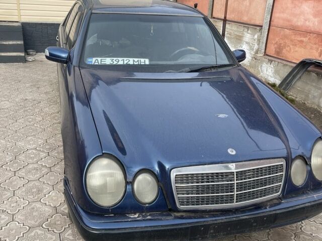 Синий Мерседес Е-Класс, объемом двигателя 2 л и пробегом 300 тыс. км за 800 $, фото 1 на Automoto.ua