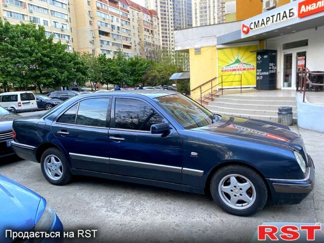 Синий Мерседес Е-Класс, объемом двигателя 3 л и пробегом 325 тыс. км за 2700 $, фото 1 на Automoto.ua