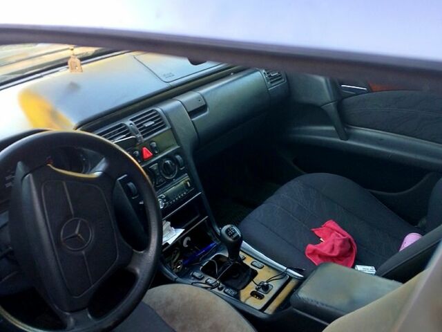 Синий Мерседес Е-Класс, объемом двигателя 2.2 л и пробегом 0 тыс. км за 1800 $, фото 1 на Automoto.ua